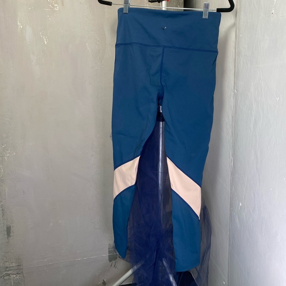 Endeavor Energy-Wrap Capri length legging - Picture 5 of 5